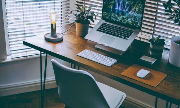 Een opgeruimd bureau met laptop