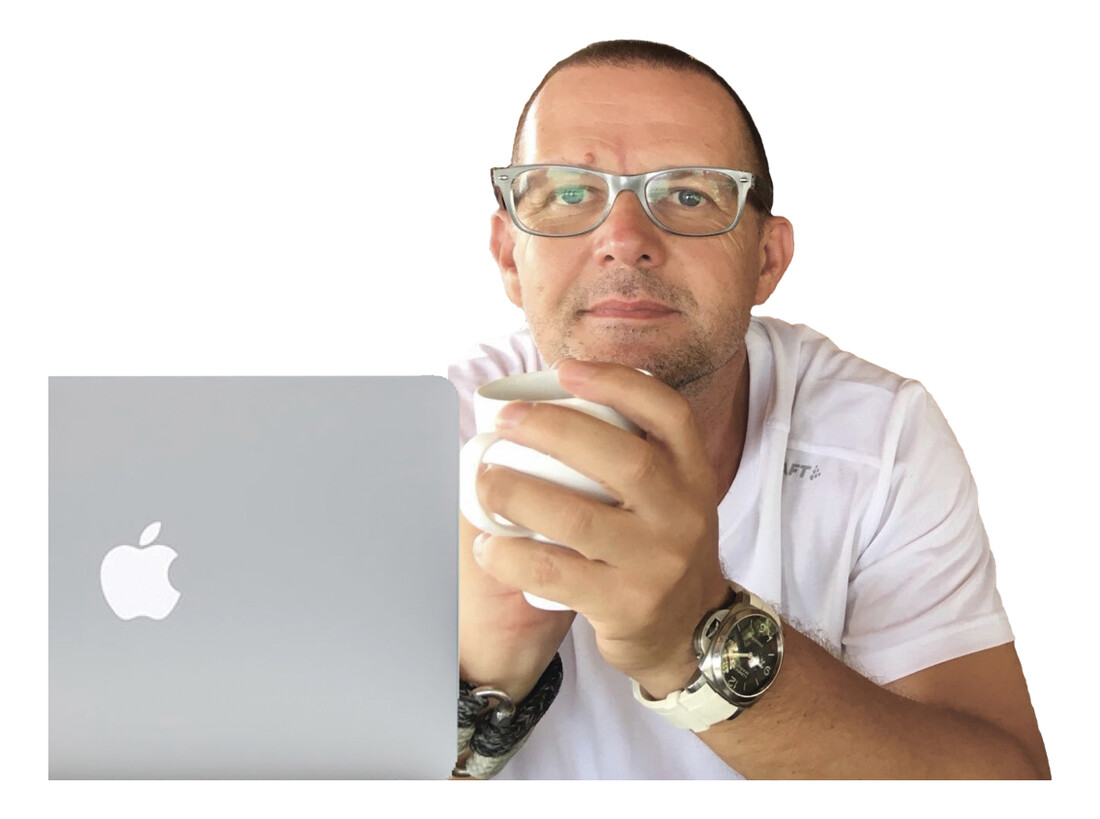 Sander aan het werk achter zijn MacBook met een kop koffie